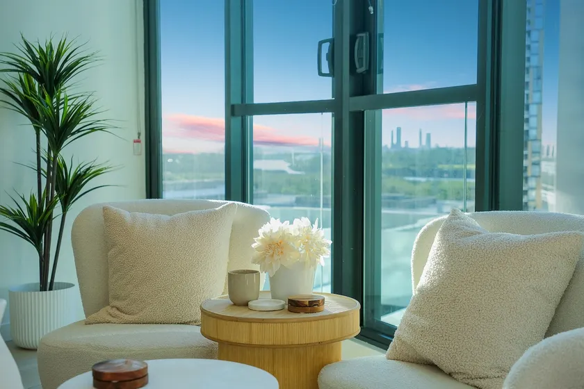 Bouclé Haven Two Bedroom Apartment with Sunset Skyline Views and Parking - Image 1