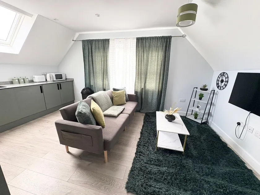 Central 2BR Home with Parking near Ferry - Image 1