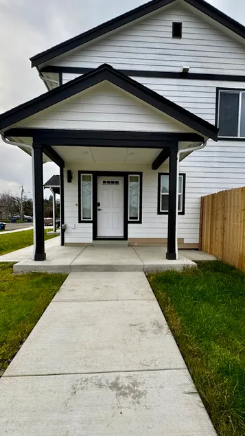 Cozy Duplex in Woodburn - Image 1