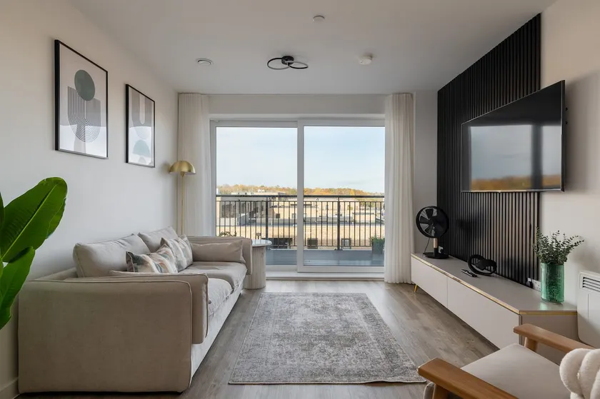 Modern Canal-Side Apartment in Milton Keynes - Image 1