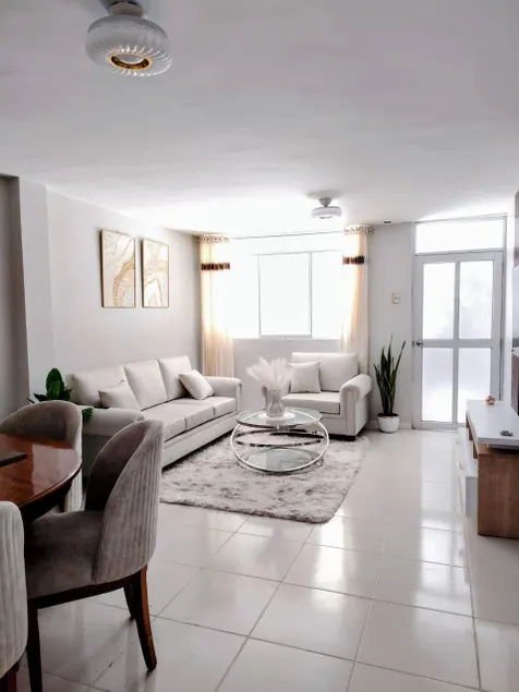 Cozy and homey 3-bedroom apartment - Image 1