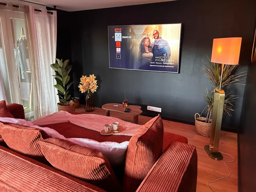 Black Diamond Suite with Spa/Sauna/Parking/Netflix - Image 1