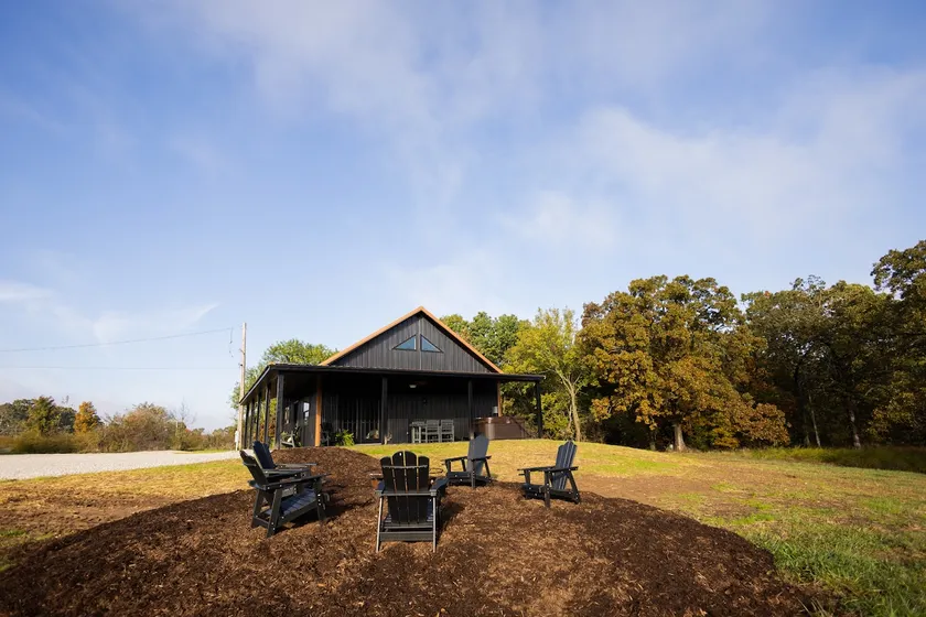 Stockton LAKE -CABIN: HOT Tub & Outdoor TV! - Image 1