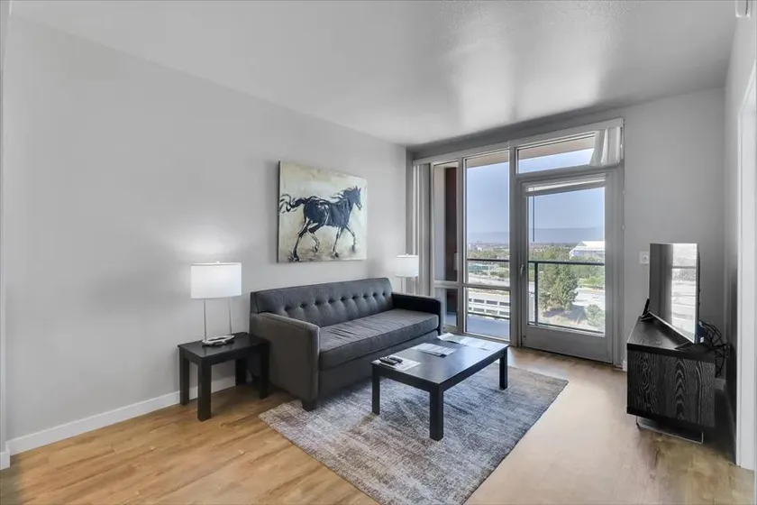 Bright Modern 1BR w/ Kitchen + Workspace - Image 1