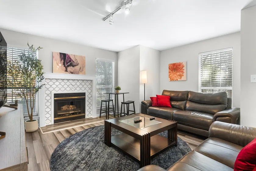 1/1 Condo with gated garage parking - Image 1