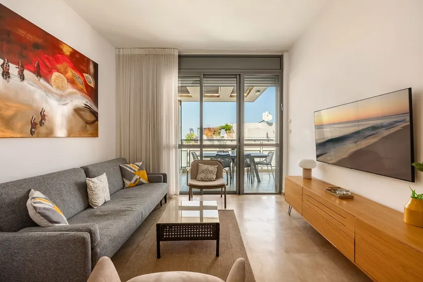 Splendor 2-BR in Melchet by HolyGuest - Image 1