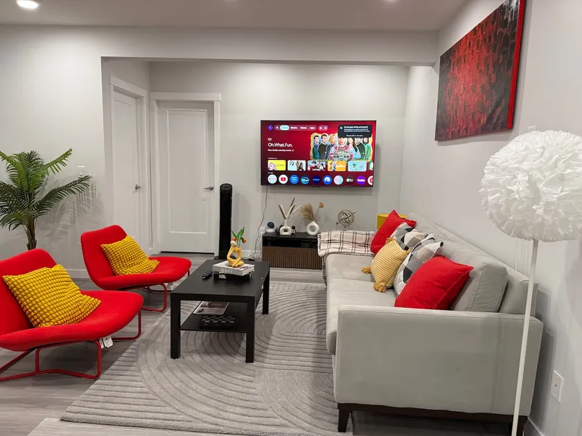 Cosy 1-Room+ Workspace Basement Suite+Free Parking - Image 1