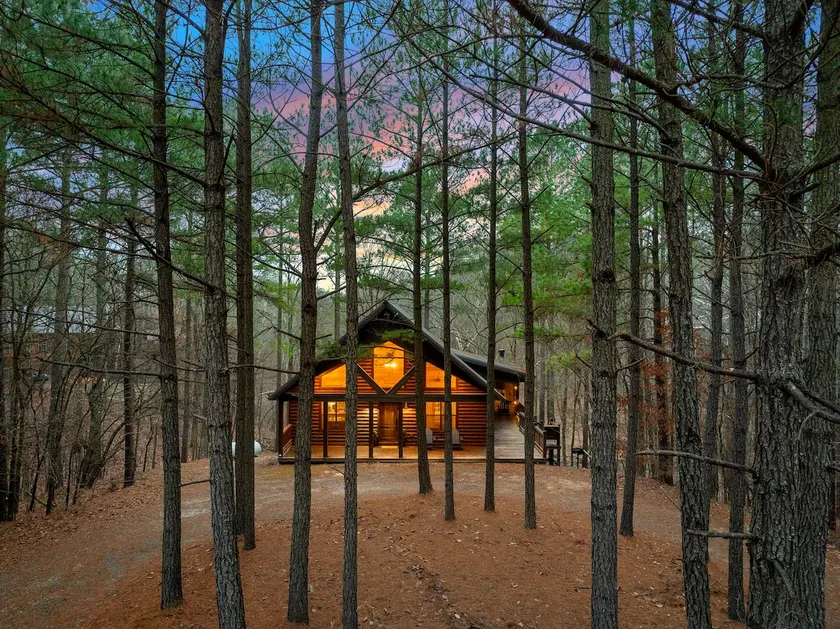 Walk2Town•Private Creek•Hot Tub•Deck•Fireplaces - Image 1