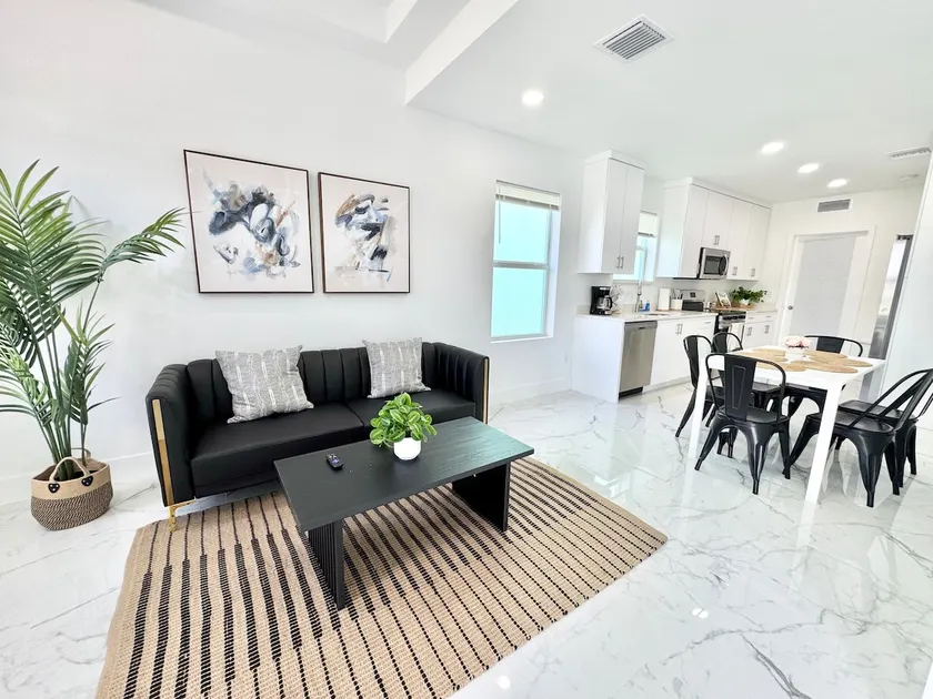 Luxury & Modern Townhouse in Boynton Beach - Image 1