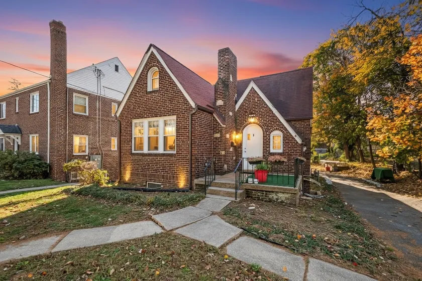 Sleep 24,Large Home near DC/4 Kitchens/driveway - Image 1