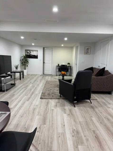 Cozy Private Basement Suite in NW Calgary - Image 1