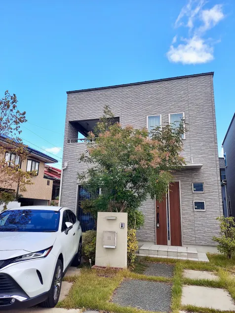 Entire river-view building for rent. 10-min walk to Najima Station, convenience stores, and restaurants. 2 parking spots, 2 bathrooms, Wi-Fi - Image 1