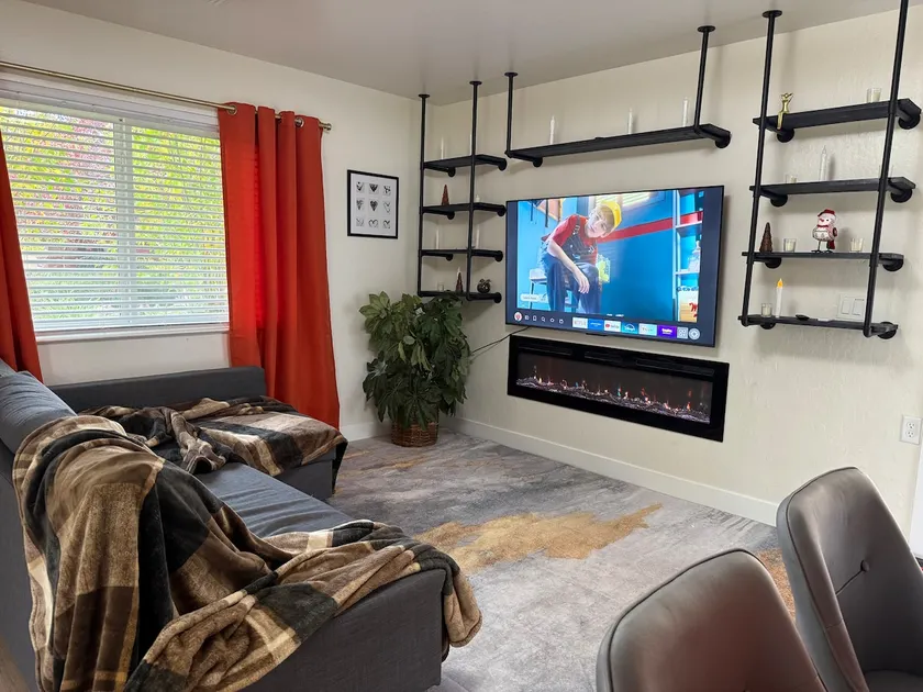 Bright & Stylish 3BR House with Hot Tub - Image 1
