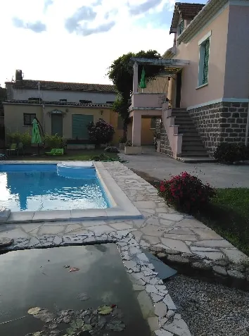 Quiet sunny house - Image 1