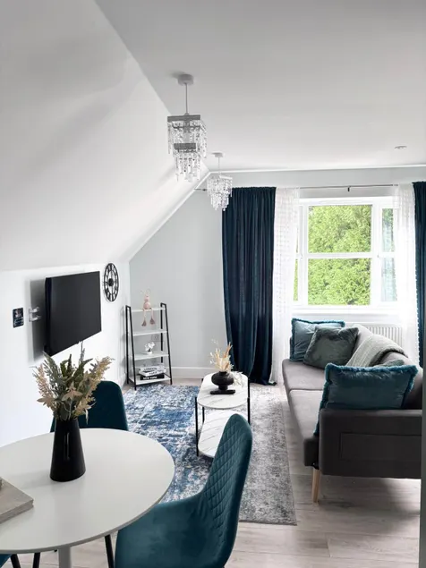 Castle-View Apartment & Free Parking on Site - Image 1
