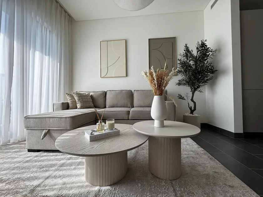 Luxury 1-Bedroom Apartment with Pool Access in DIFC, Dubai - Image 1