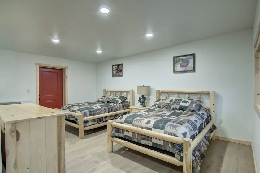 Lundy's Black Bear Motel - Rosewood - Image 1