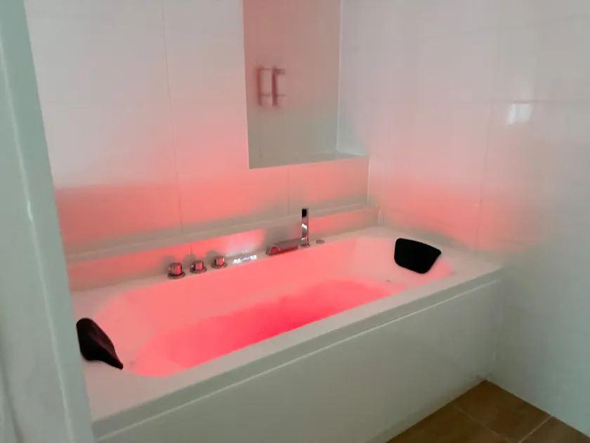 Romantic suite, private hot tub, Wi-Fi and Netflix - Image 1