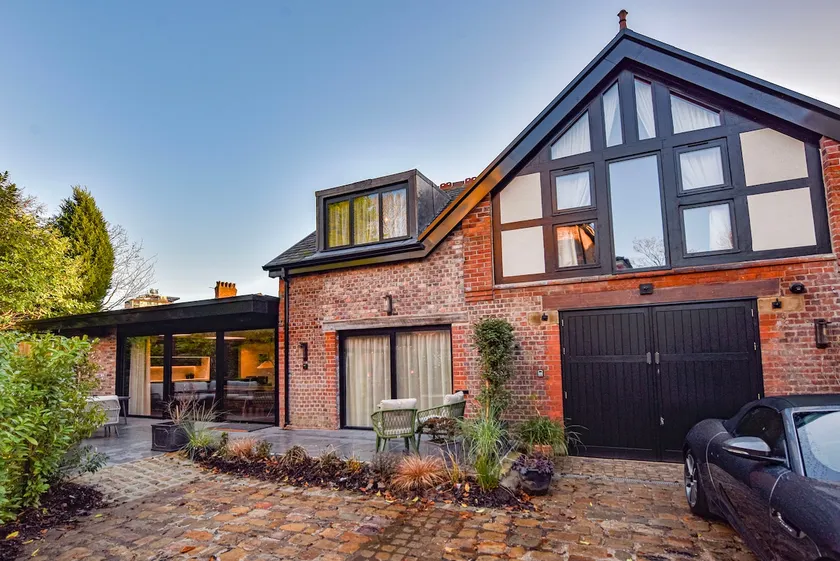 Exquisite 2bed Coach House, 10min to CC, Terrace - Image 1