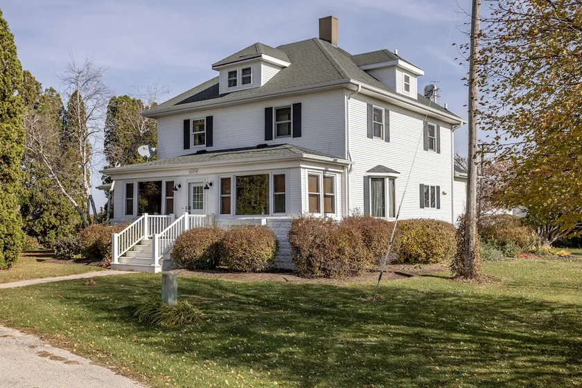 Spacious 4BR Getaway • 3 Acres Near Sycamore - Image 1