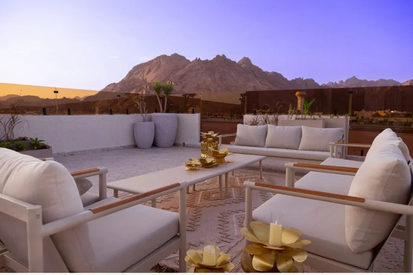 Luxury apartment with a charming view of the mountains in a prime location - Image 1