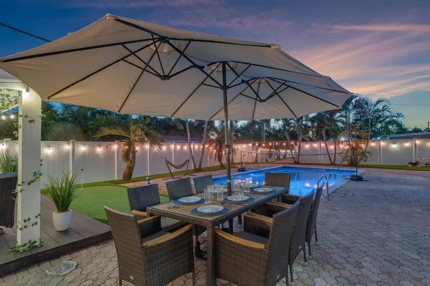 Near Beach|Airport|*LED Pool*|Hot Tub & Sand Court - Image 1