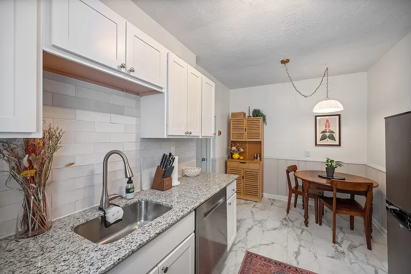 The Retreat - Warm and Convenient Guest Suite - Image 1