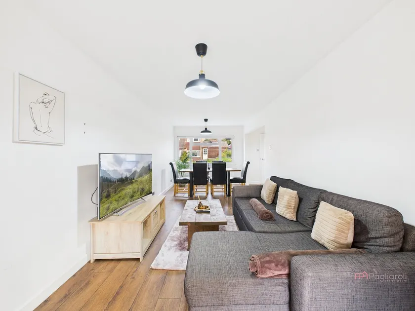 3-Bed Semi-Detached Perfect for Work & Family with Parking - Image 1