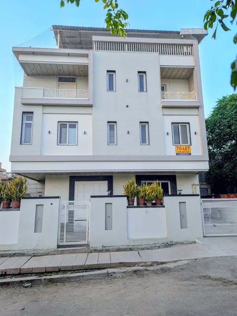 Modern 2400ft² 3BHK: Rooftop Garden+ Lift +Parking - Image 1
