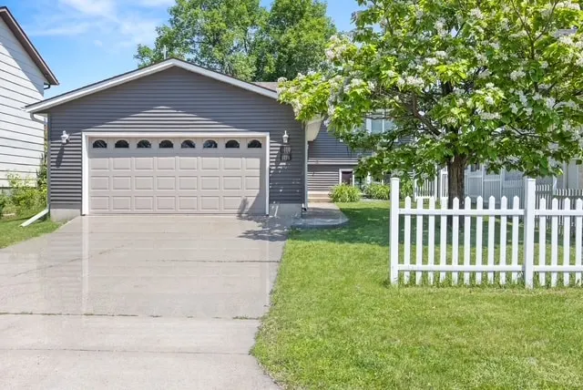 Super Cute Condo on Park w/ yard - Image 1