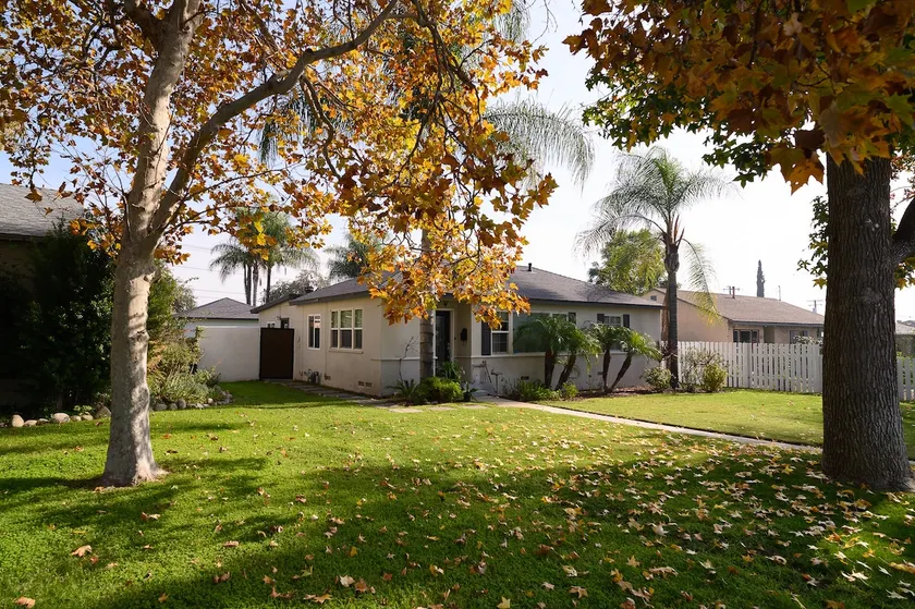 Serene Bungalow • Lush Garden • Prime Location - Image 1