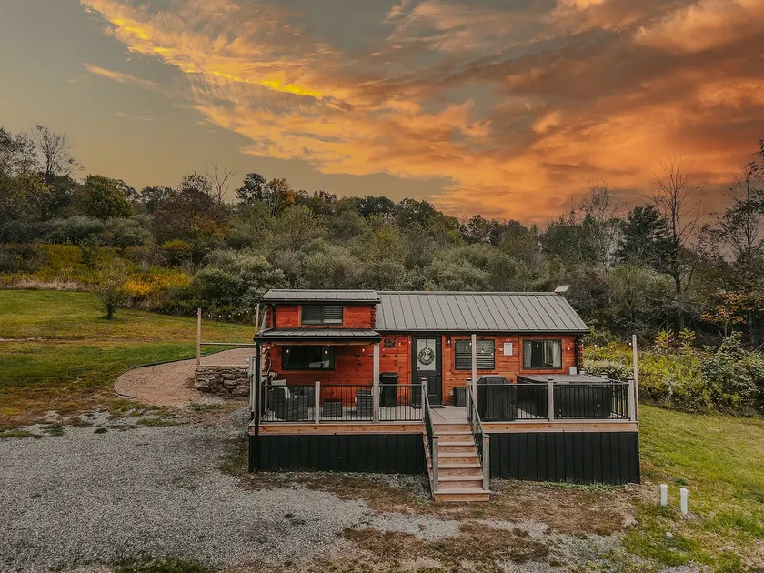 Hilltop retreat w/hot tub & fire pit - Image 1