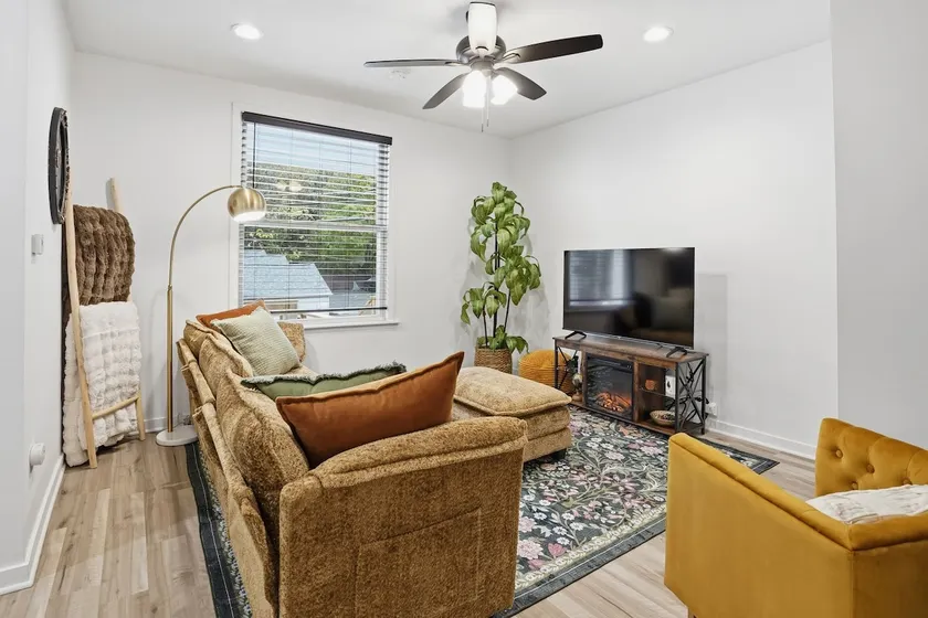 Luxury Stay • Movie Room • Sleeps 6 - Image 1