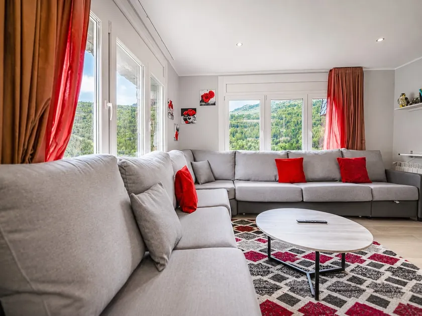 Jacuzzi, Unique Views & Relax for 10 Guests - Image 1