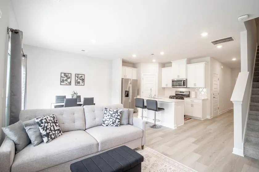 Guest Friendly+ King-Bed + Smart-TV + Full Kitchen - Image 1