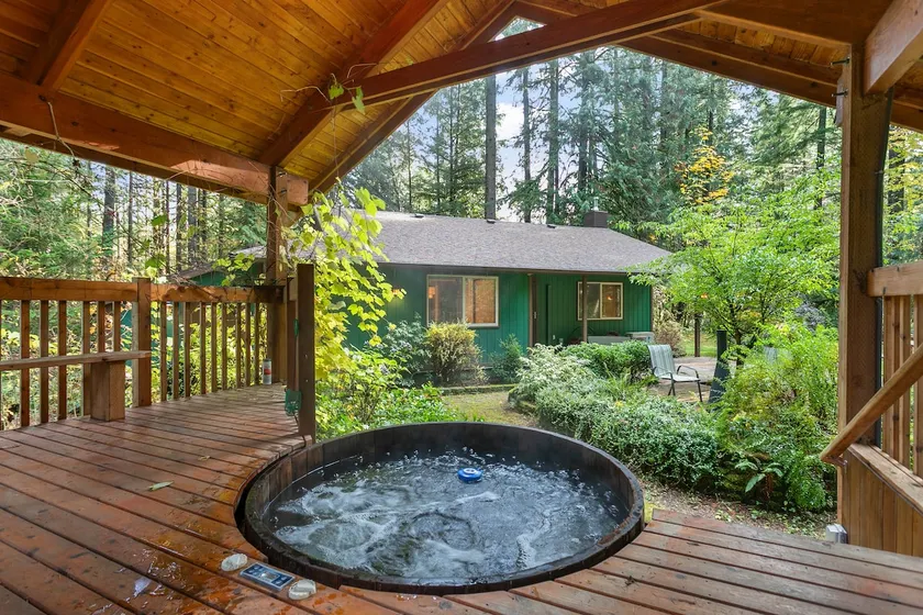 Private Cedar Hot Tub Haven at Mt. Baker’s Edge - Image 1