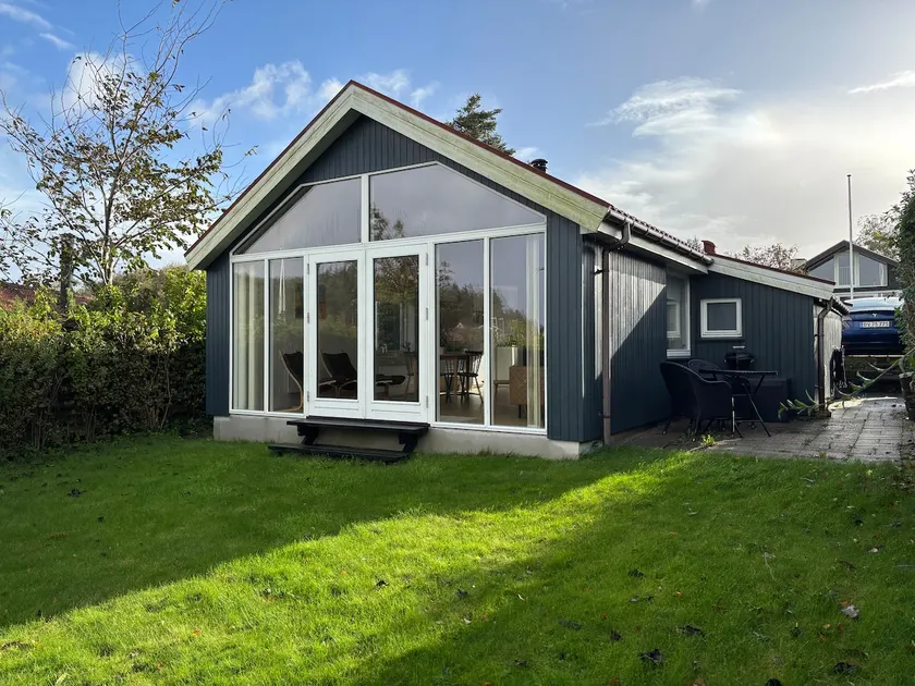 Cozy cottage with sea view - Image 1
