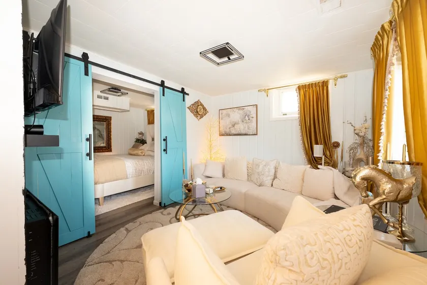 Private, quiet, beautiful suite with full kitchen. - Image 1