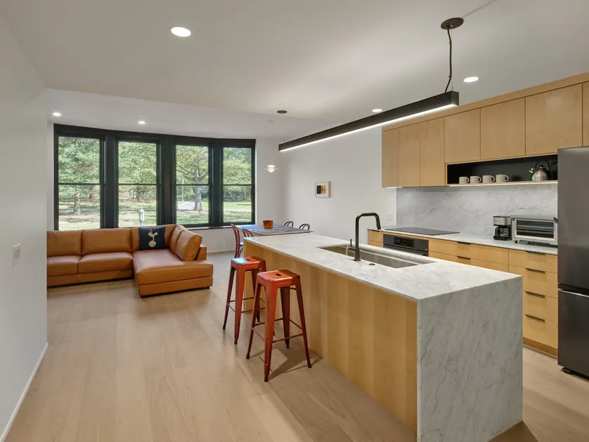 History Meets Modern: 1 bedroom with Free Parking - Image 1