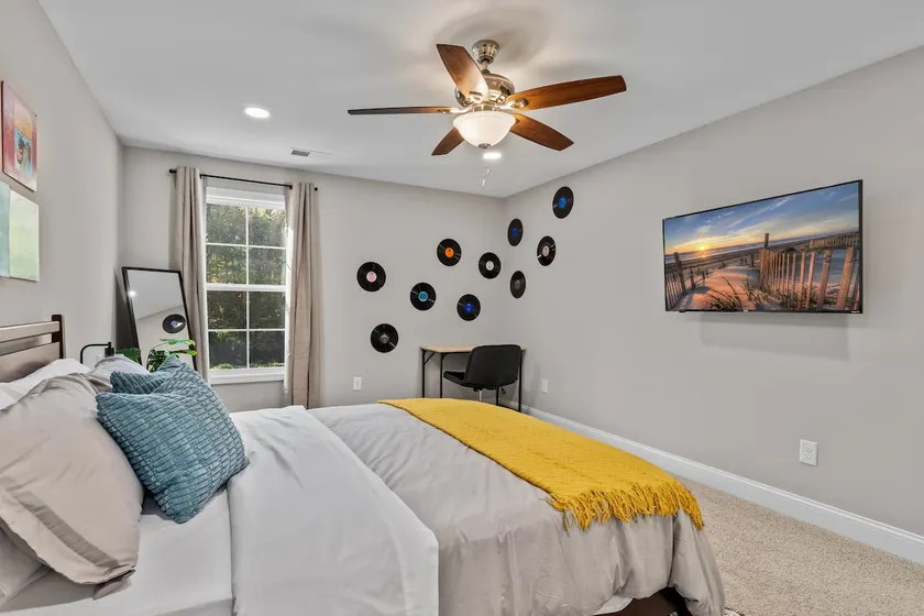 The Aspen ~ New, Trendy 3 Bed Near The Action - Image 1