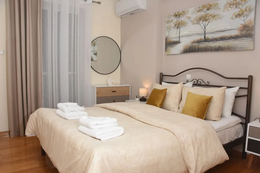 Sparta Central Apartment with Free Parking - Image 1