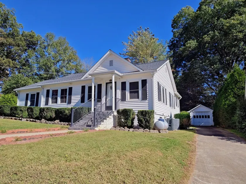 ”It’s Only Money” Dog-Friendly Downtown Cottage - Image 1