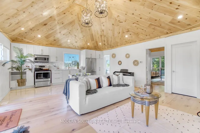 8 to 11 people in Spacious House & 1 Parking spot - Image 1