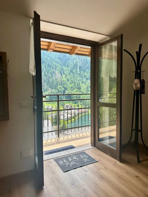 Lake-view studio apartment in Carona - Image 1