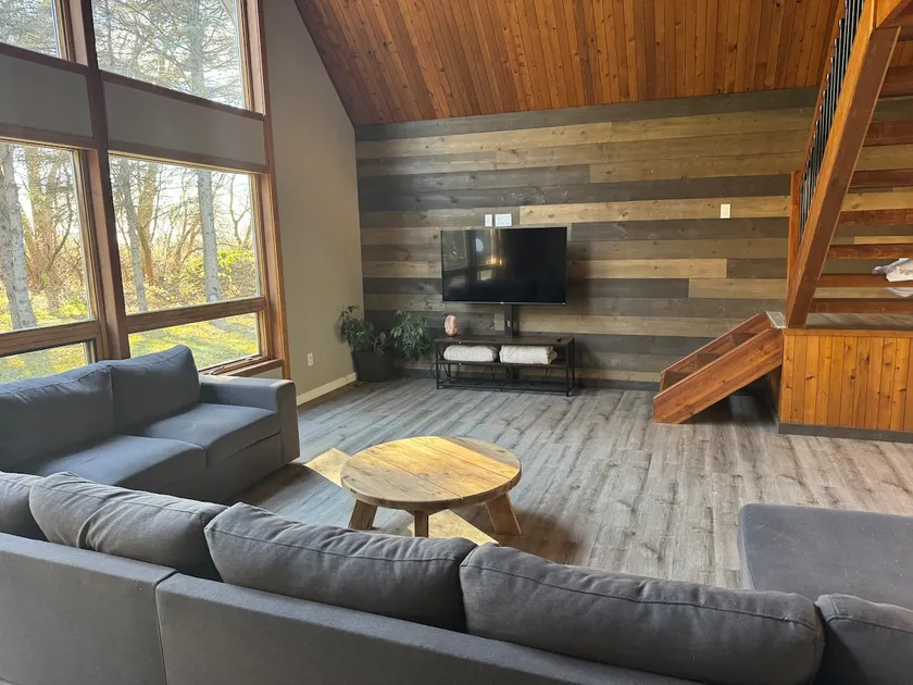 Spacious and Private Home in North Bay - Image 1