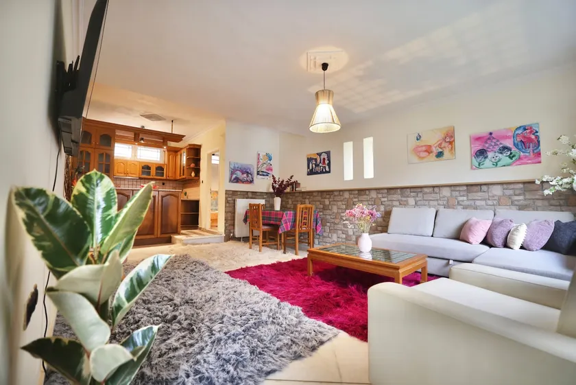 Cozy tricolor 2 bdr apt with gym & parking - Image 1