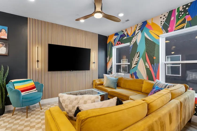 Downtown retreat, rooftop patio, EV charger, games - Image 1