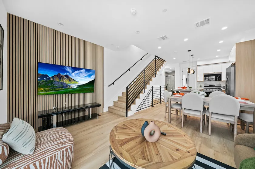Modern Downtown LA 4-Bedrooms home with Rooftop - Image 1