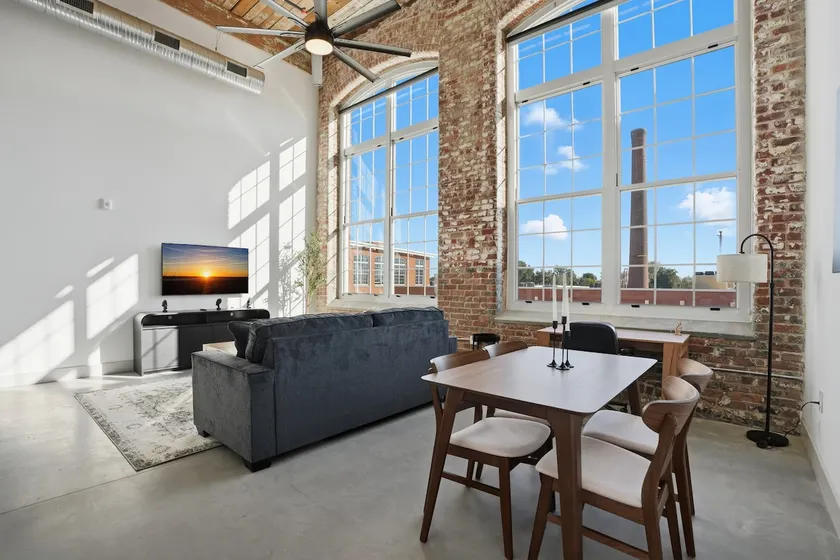 Bright, Spacious 1BD Apt Close to DT GVL - Image 1