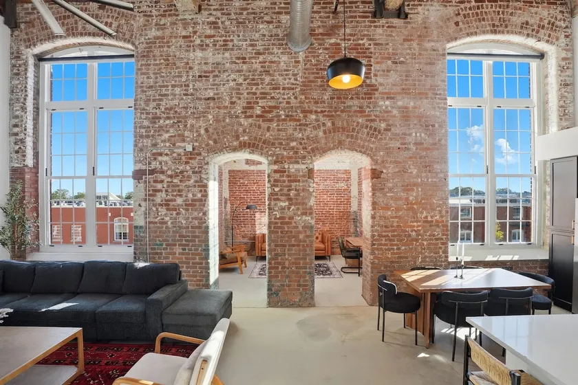 Bright & Cozy 2BR Apt w/ Parking - Image 1